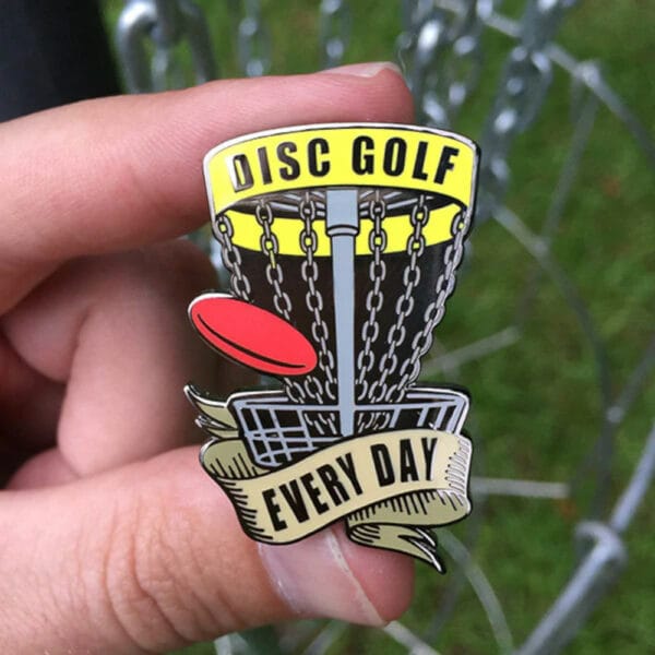 Discgolfpin Disc Golf every day gelb